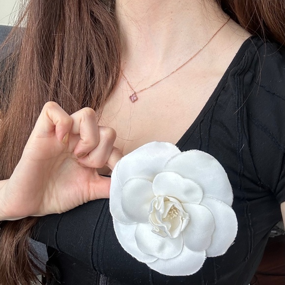Chanel vintage White Camelia Brooch - Picture 1 of 4